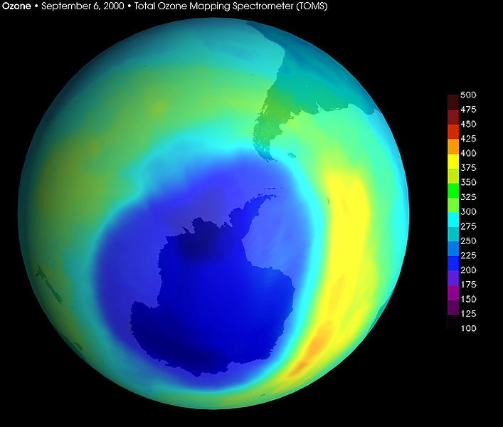 Fil:707px-Largest ever Ozone hole sept2000 with scale.jpg