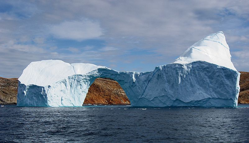 Fil:800px-Iceberg with hole near sanderson hope 2007-07-28 2.jpg