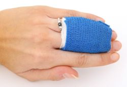 Kalciumsulfat som man gör gips av.